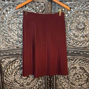 Adorable skirt in burgundy Size S.